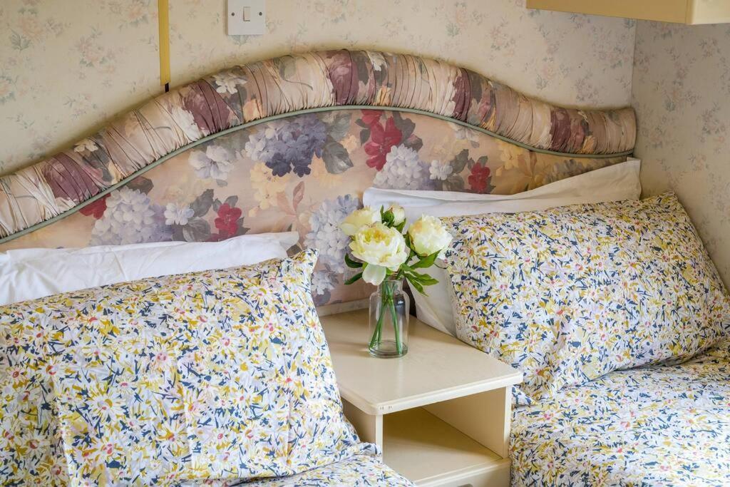Wind In The Willows: Sleeps 4, Kitchen, Bathroom, Lounge, Wifi Napton on The Hill Buitenkant foto